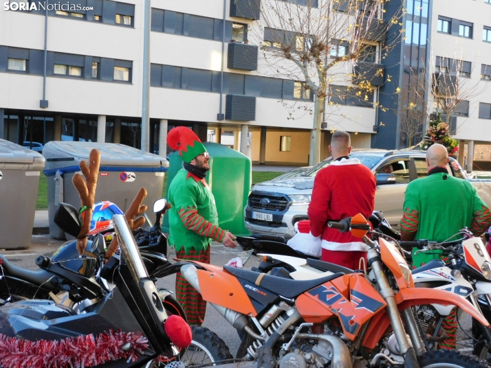 Decenas de Pap&aacute; Noeles hacen rugir sus motos en la 'Papanoelada', en fotos