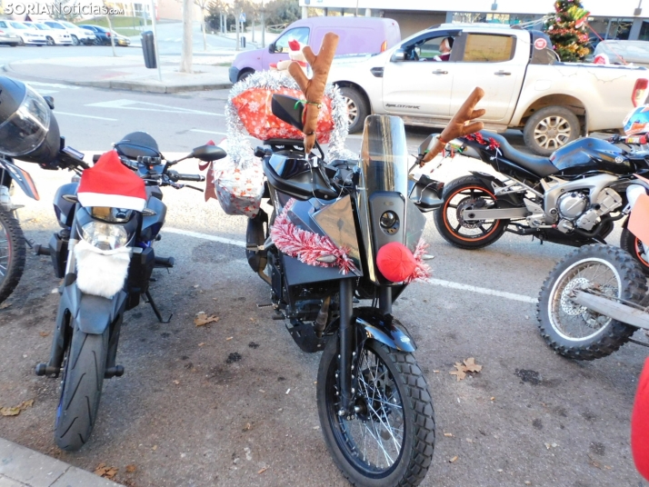 Decenas de Pap&aacute; Noeles hacen rugir sus motos en la 'Papanoelada', en fotos