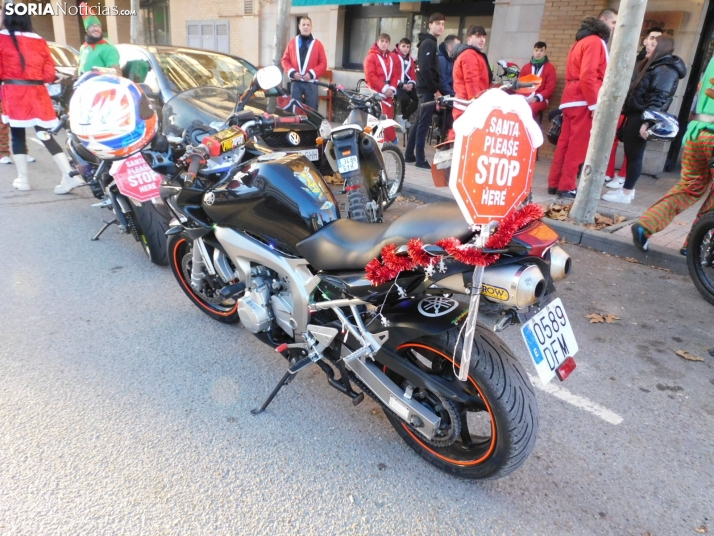 Decenas de Pap&aacute; Noeles hacen rugir sus motos en la 'Papanoelada', en fotos