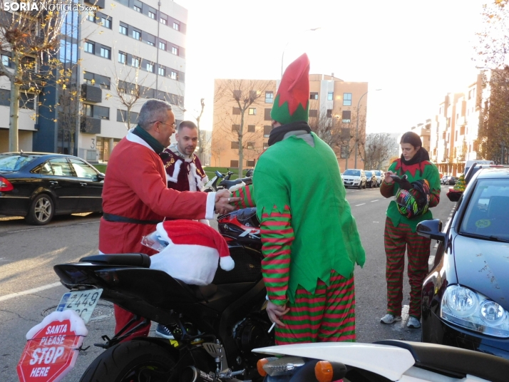 Decenas de Pap&aacute; Noeles hacen rugir sus motos en la 'Papanoelada', en fotos