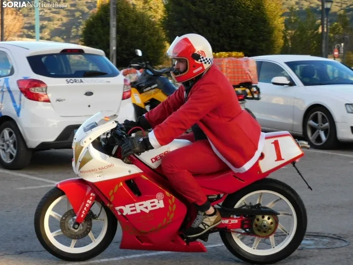 Decenas de Pap&aacute; Noeles hacen rugir sus motos en la 'Papanoelada', en fotos