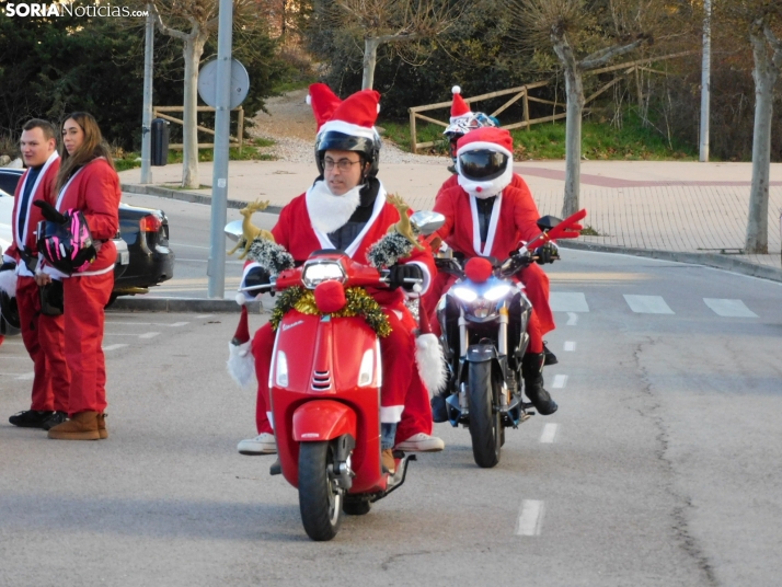 Decenas de Papá Noeles hacen rugir sus motos en la Papanoelada, en fotos