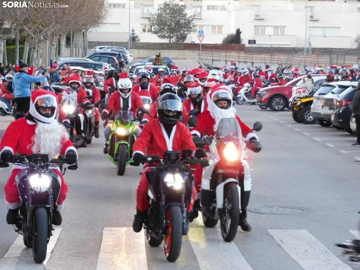 Decenas de Pap&aacute; Noeles hacen rugir sus motos en la 'Papanoelada', en fotos