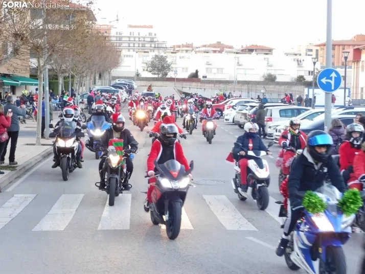 Decenas de Pap&aacute; Noeles hacen rugir sus motos en la 'Papanoelada', en fotos