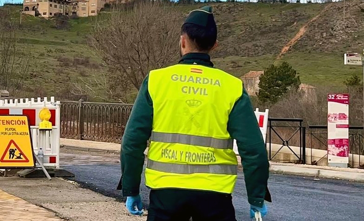 Un agente de la Patrulla Fiscal y de Fronteras en puente de piedra sobre el Duero en la capital. /SdG