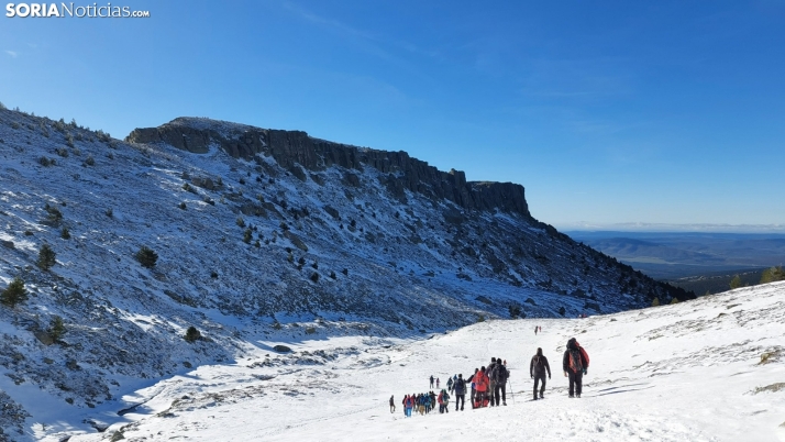 Decenas de excursionistas suben desde Duruelo de la Sierra el Belén al Urbión