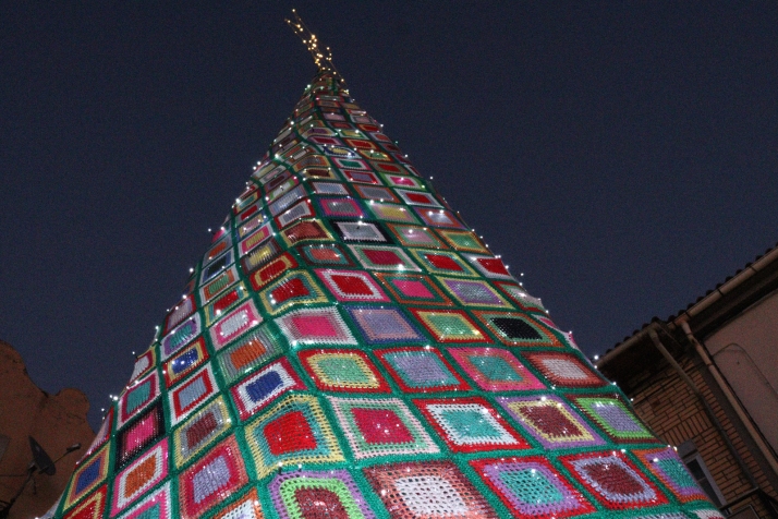 Seis mujeres iluminan Espejón con un deslumbrante árbol de ganchillo navideño