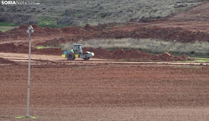 Una máquina apisonadora, cerca de Aldealpozo, en el tramo Fuensaúco-Villar del Campo. /PC