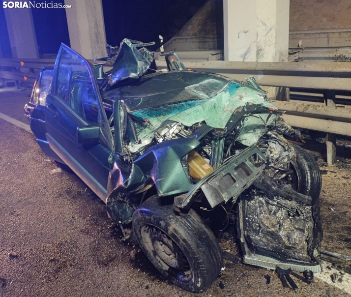 Los bomberos tienen que excarcelar a un hombre de su coche tras un impresionante accidente en Almenar