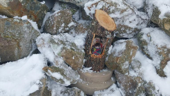 Los vecinos de El Royo colocan el Belén en el pico Mojón Alto