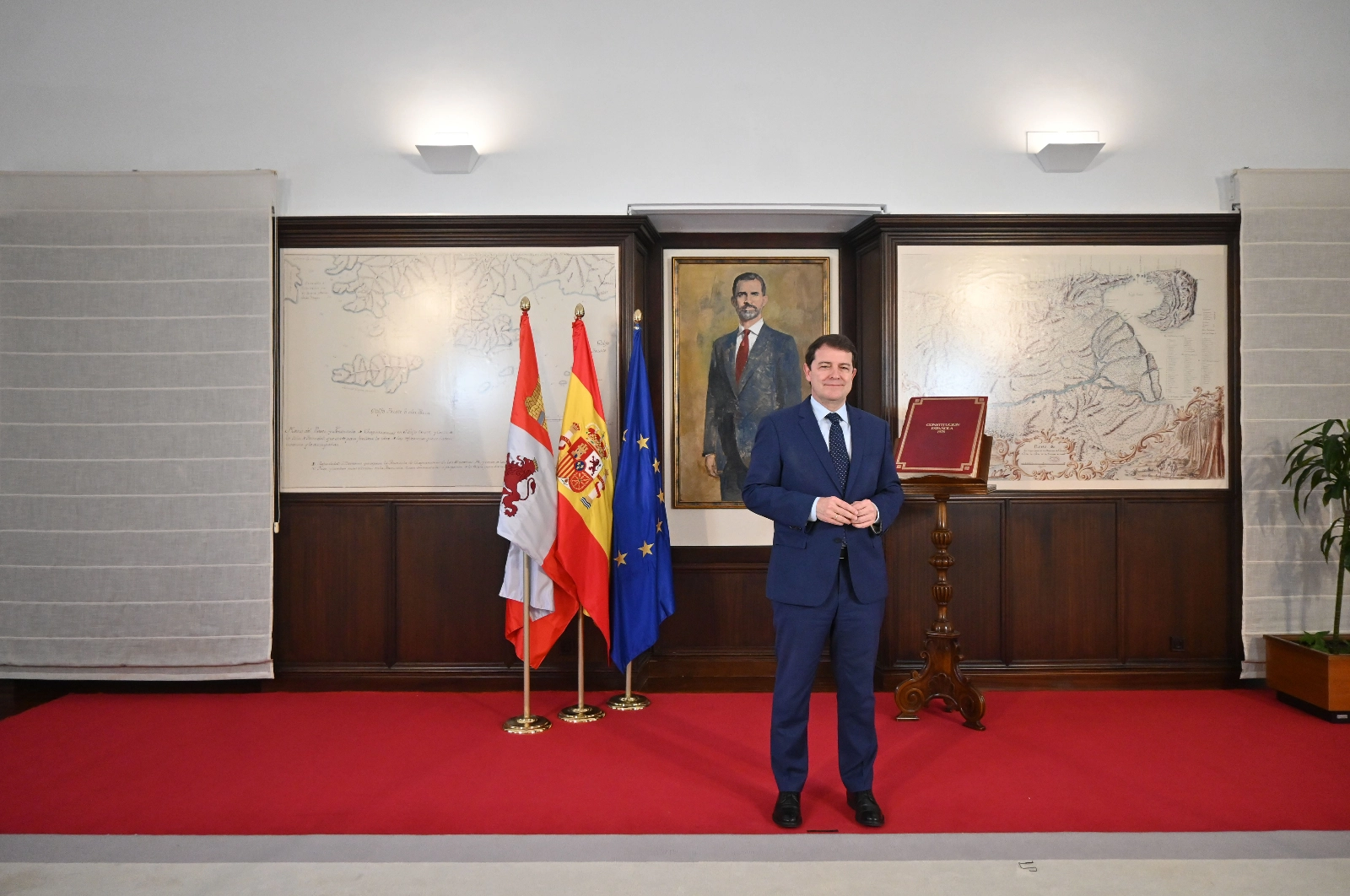 El presidente de la Junta recuerda la figura de Adolfo Suárez en el décimo aniversario de su fallecimiento
