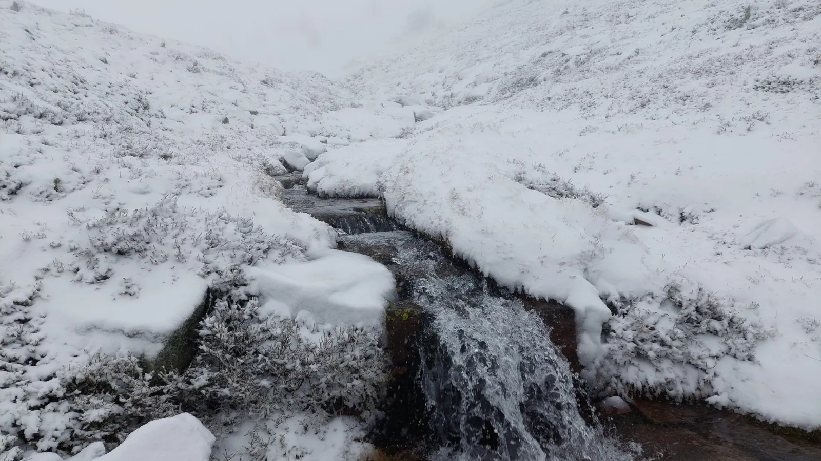 Nacimiento del Duero y Picos de Urbión con nieve/ Agustín Sandoval.