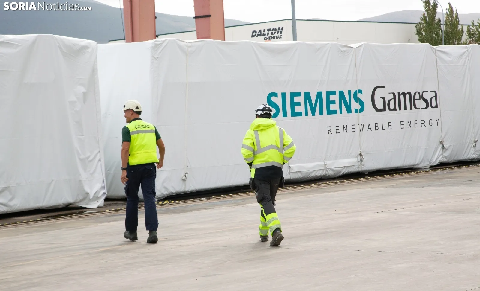 Dos operarios de la factoría en el exterior de las instalaciones agredeñas. /María Ferrer