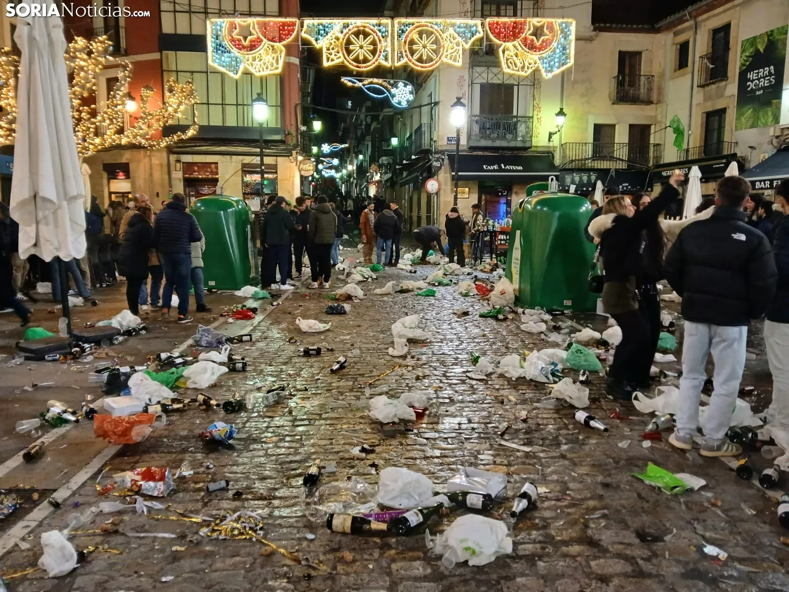 Foto 2 - As&iacute; termin&oacute; la plaza de Herradores despu&eacute;s de la Champanada de Nochevieja