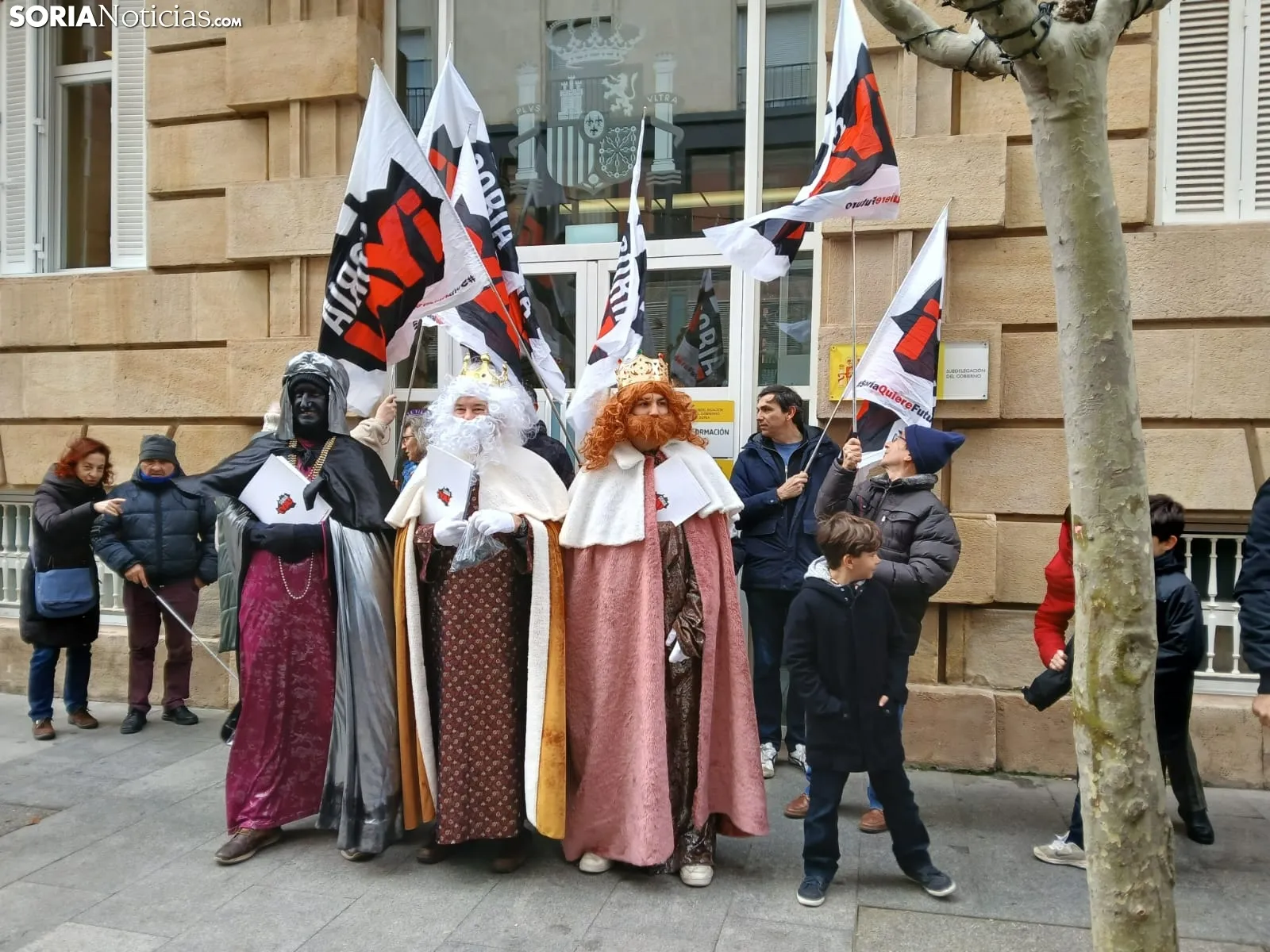 Foto 2 - Los Reyes Magos de Soria Ya, blackface incluida, le llevan carb&oacute;n a &Oacute;scar Puente