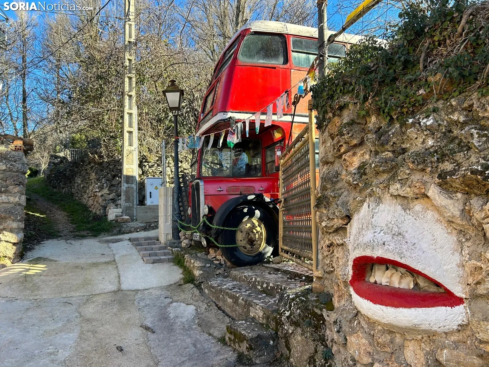 Foto 2 - &iquest;Qu&eacute; hace un autob&uacute;s ingl&eacute;s en un pueblo de Soria de 10 habitantes?
