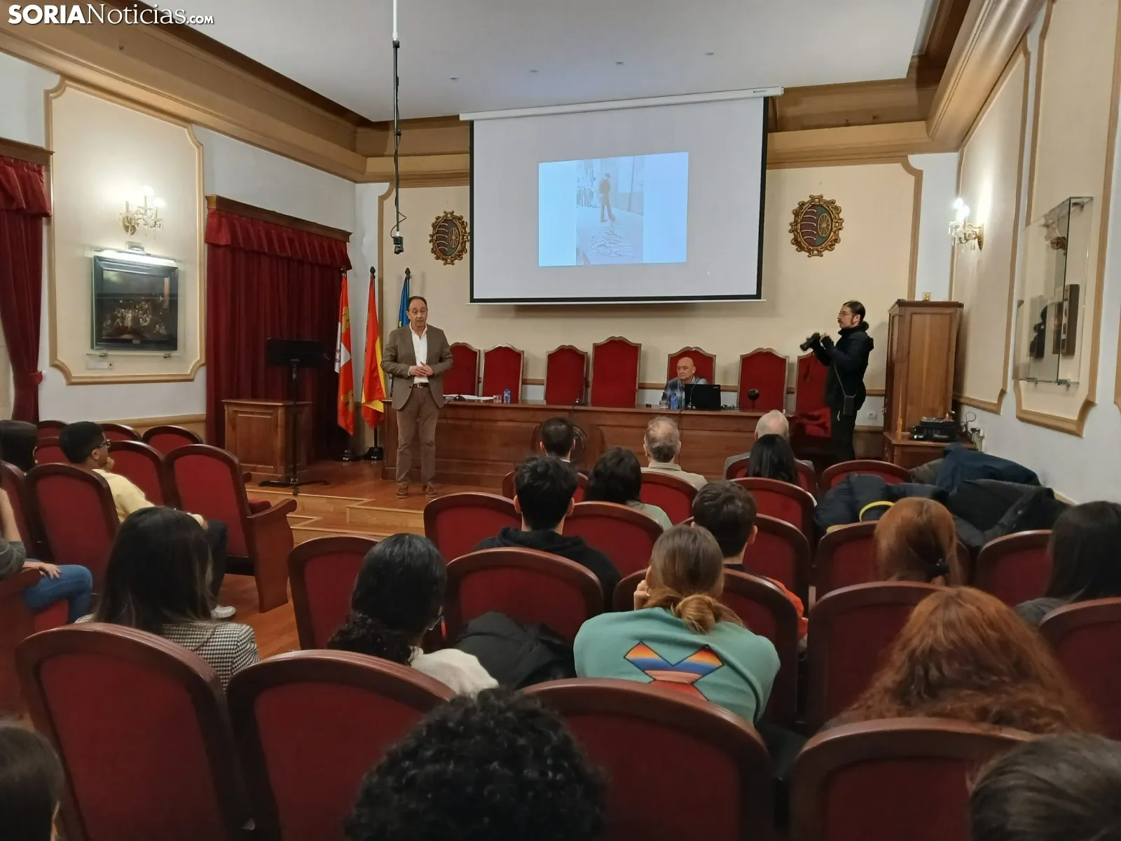 Foto 2 - Dos v&iacute;ctimas de ETA y del GRAPO acercan la historia del terrorismo en Espa&ntilde;a a los alumnos del IES Antonio Machado 