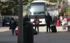 Un grupo de turistas en la capital camino a su autobús. /PC