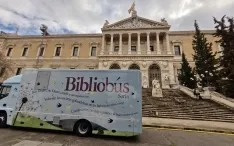 El vehículo de la Diputación junto a la fachada principal de la BNE. /Dip.