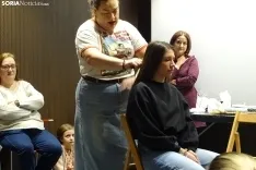 Una imagen del taller de elaboración de tocado. /PC