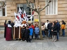 Foto 3 - Los Reyes Magos de Soria Ya, blackface incluida, le llevan carb&oacute;n a &Oacute;scar Puente