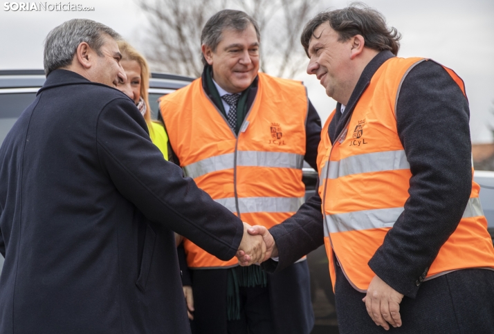 El alcalde de Almazán saluda al consejero de Movilidad.