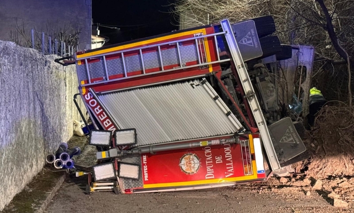 Dos bomberos, trasladados al hospital tras el vuelco de su camión en Valladolid