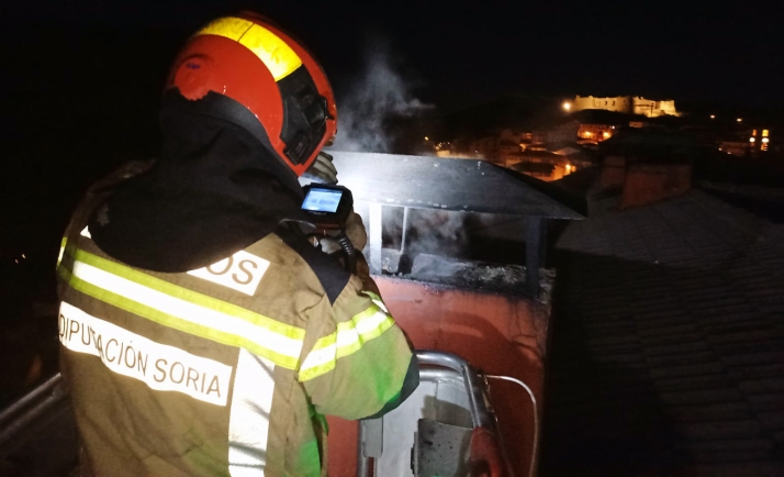 Un bombero de la Diputación examina la temperatura en la chimenea siniestrada de San Leonardo. /Dip.