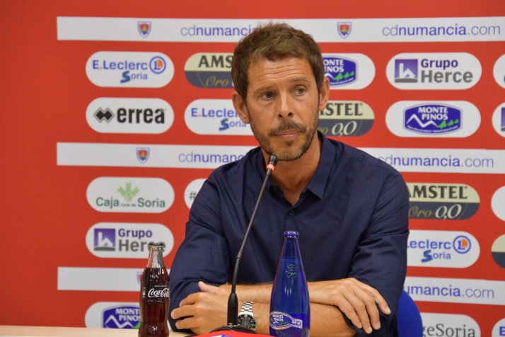 Aitor Calle no mira más allá del Coruxo: La prioridad es ganar mañana