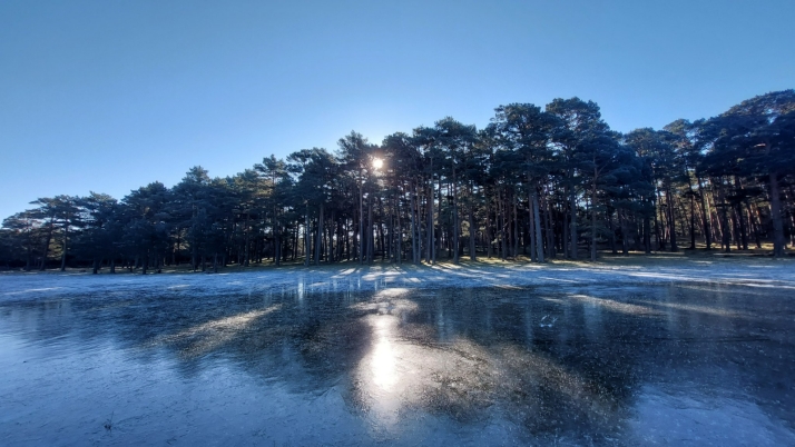 La Laguna Marigomez se convierte en una bonita pista de hielo