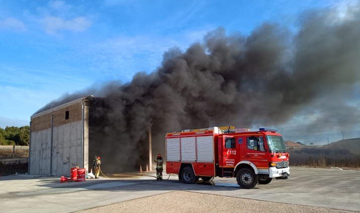 Arde una máquina de construcción en San Esteban