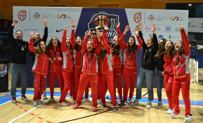 El combinado infantil de basket en el campeonato. 