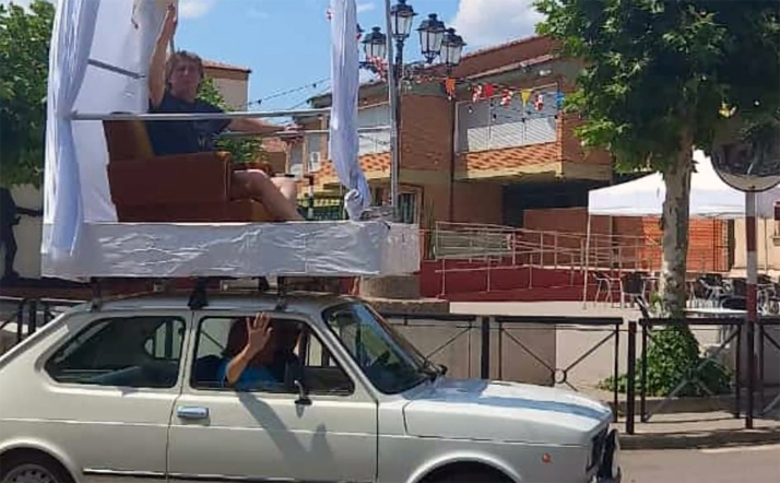 Carlos Martínez, llamado a declarar por desfilar en un papamóvil durante las fiestas de Tardelcuende