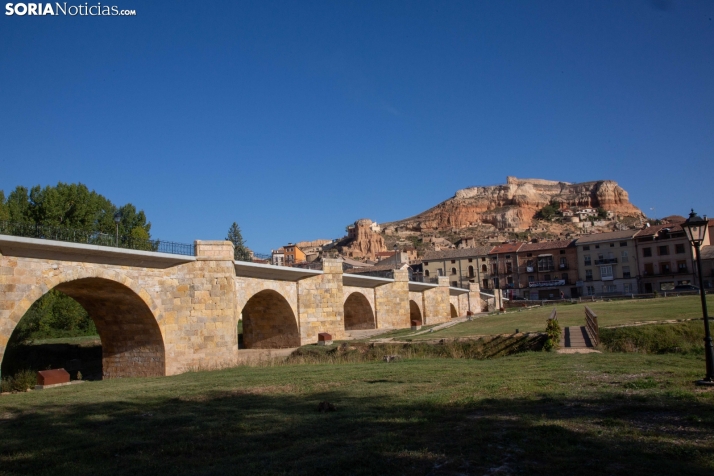 San Esteban de Gormaz desde el otro lado del puente medieval. 