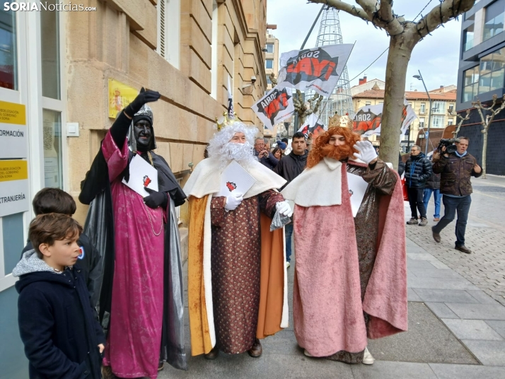 Los Reyes Magos de Soria Ya, blackface incluida, le llevan carb&oacute;n a &Oacute;scar Puente