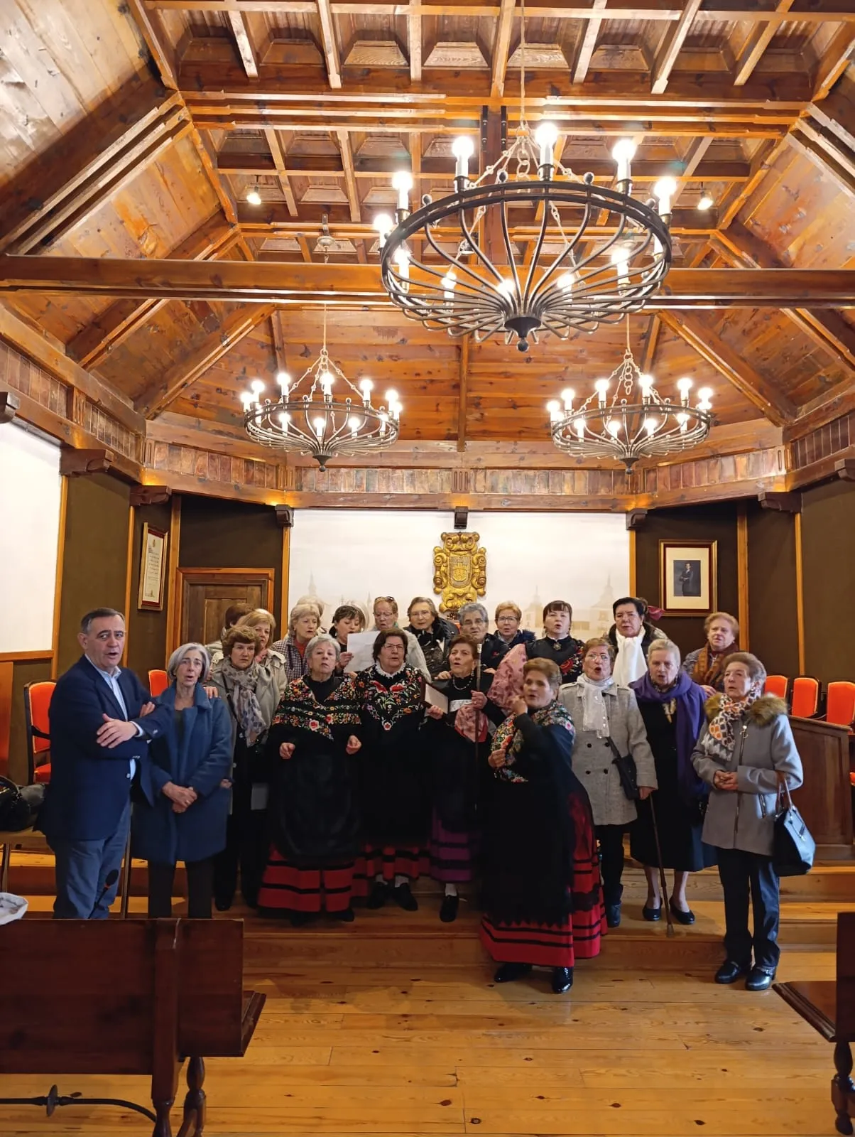 Foto 2 - Las mujeres de El Burgo de Osma toman las calles con sus trajes t&iacute;picos para celebrar Santa &Aacute;gueda