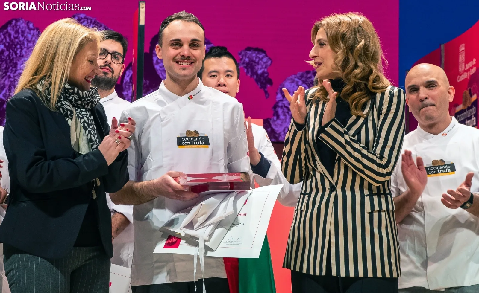 El ganador recoge el premio ante la presencia de la directora general de turismo, Mar Sancho y de la delegada territorial de la Junta, Yolanda de Gregorio. /SN