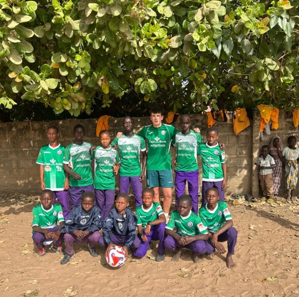 Foto 2 - El CD San Jos&eacute; de Soria respalda el fomento del deporte en Gambia 