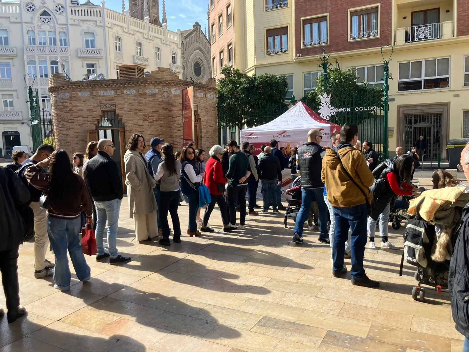Foto 2 - Colas de hasta una hora para participar en la torreznada solidaria de Valencia