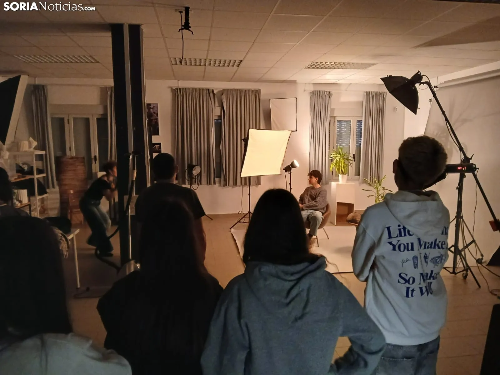Foto 2 - Los focos de la Escuela de Arte de Soria se encienden para una sesi&oacute;n de fotograf&iacute;a que prepara a los estudiantes para la vida laboral