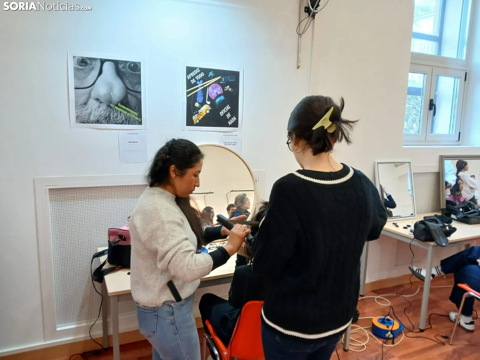 Foto 8 - Los focos de la Escuela de Arte de Soria se encienden para una sesi&oacute;n de fotograf&iacute;a que prepara a los estudiantes para la vida laboral