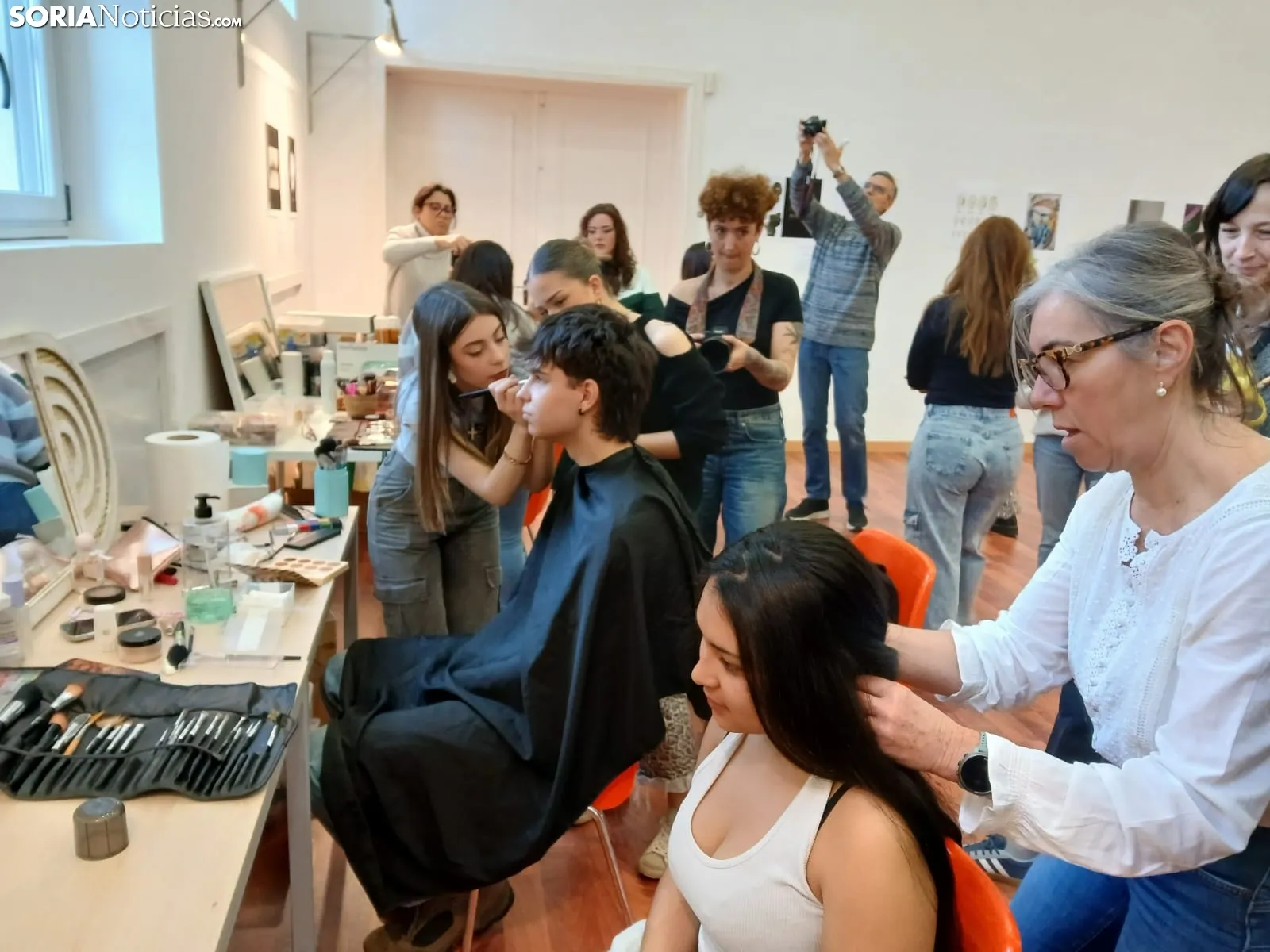 Foto 9 - Los focos de la Escuela de Arte de Soria se encienden para una sesi&oacute;n de fotograf&iacute;a que prepara a los estudiantes para la vida laboral