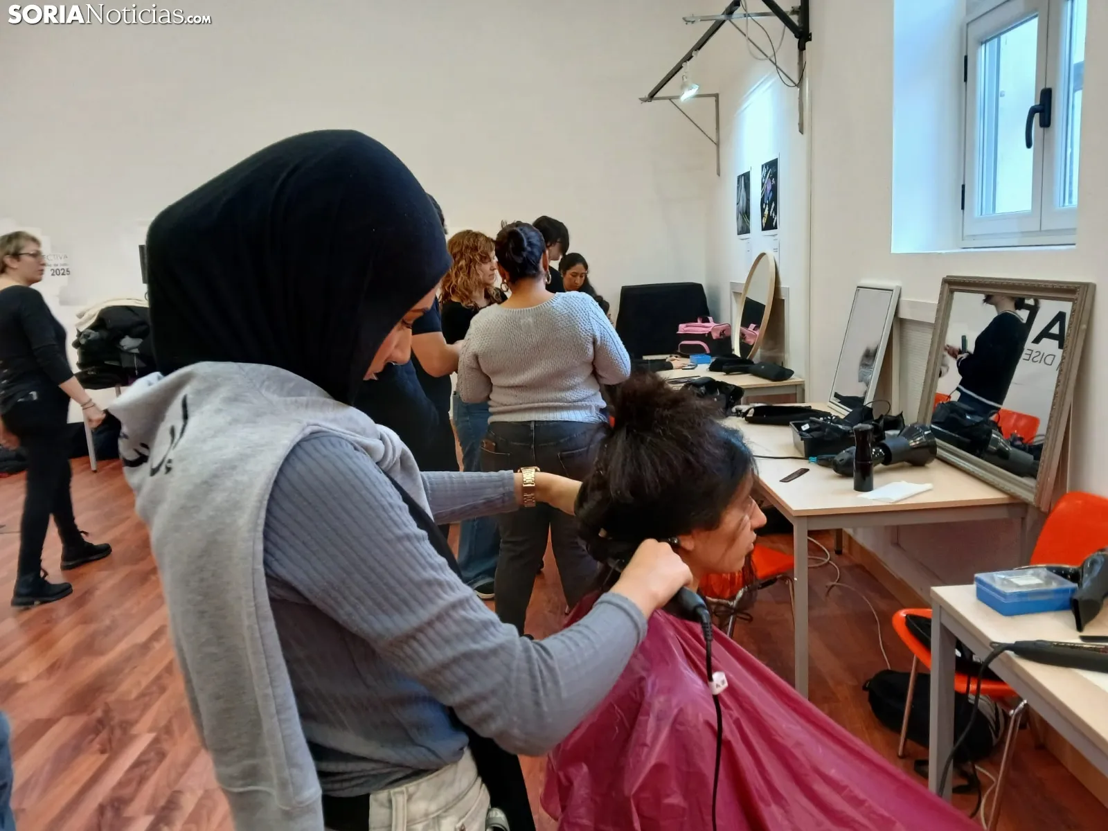 Foto 11 - Los focos de la Escuela de Arte de Soria se encienden para una sesi&oacute;n de fotograf&iacute;a que prepara a los estudiantes para la vida laboral