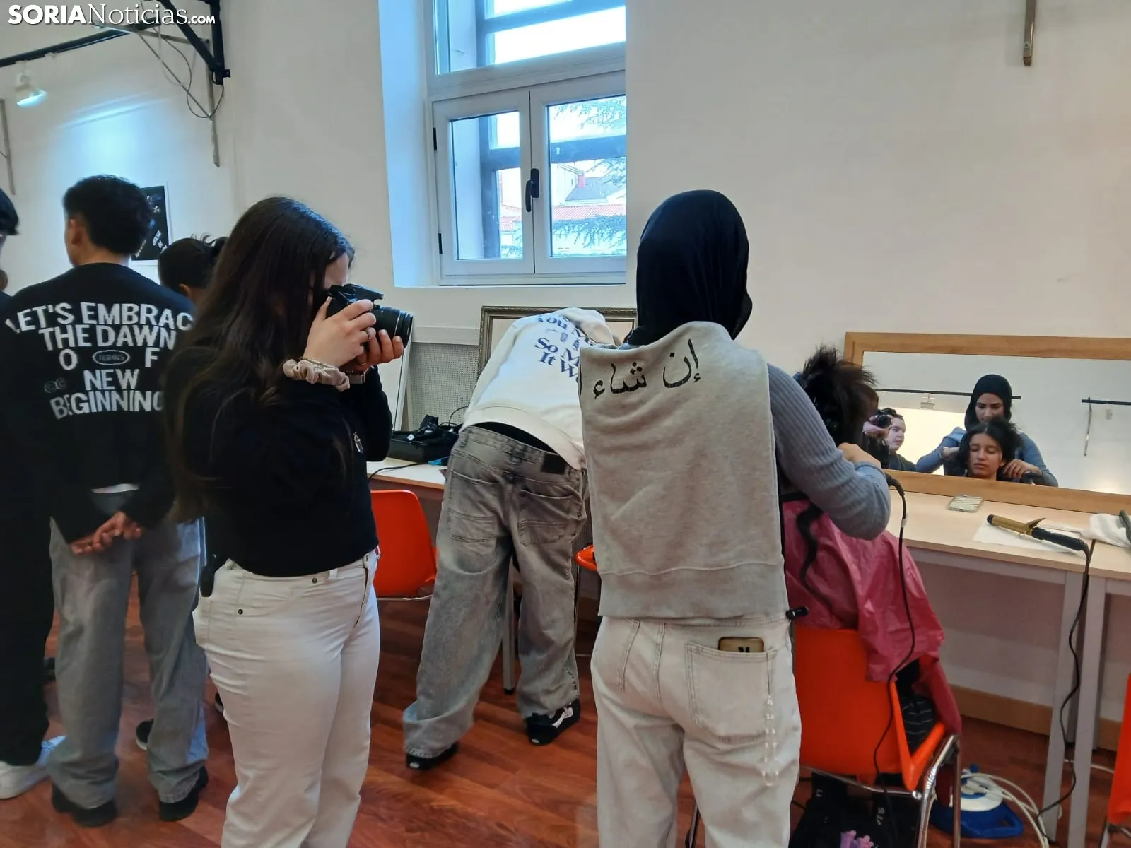 Foto 10 - Los focos de la Escuela de Arte de Soria se encienden para una sesi&oacute;n de fotograf&iacute;a que prepara a los estudiantes para la vida laboral