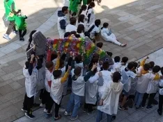 Una imagen del mediodía carnavalero en El Burgo. /AB