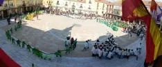 Foto 5 - Los escolares burgenses celebran su carnaval con la entrega de la sardina