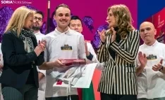 El ganador recoge el premio ante la presencia de la directora general de turismo, Mar Sancho y de la delegada territorial de la Junta, Yolanda de Gregorio. /SN