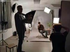 Foto 5 - Los focos de la Escuela de Arte de Soria se encienden para una sesi&oacute;n de fotograf&iacute;a que prepara a los estudiantes para la vida laboral