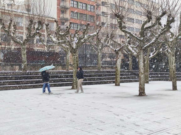 La nieve cae y cubre suavemente Soria capital