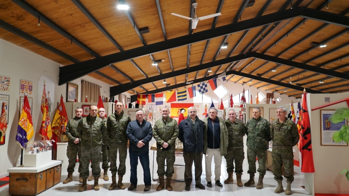 El Representante Institucional del Ejército de Tierra en Castilla y León y Cantabria visita el museo de la Asociación Retógenes en Navaleno